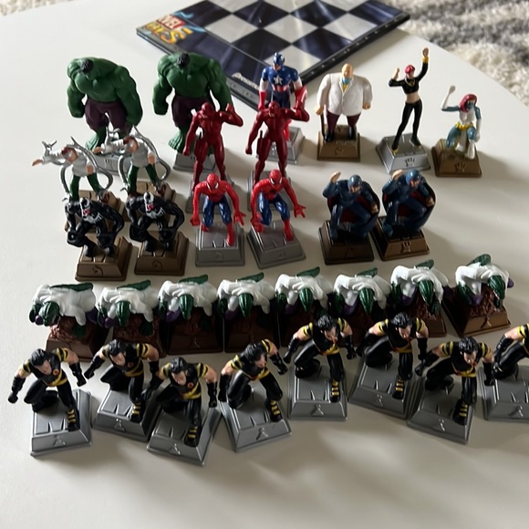 Marvel Heroes Chess Set - Picture 2 of 5